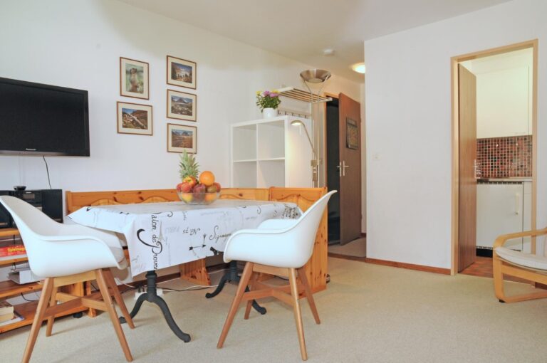 Wohnzimmer mit Esstisch