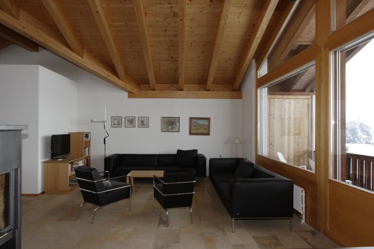 Wohnzimmer mit Kamin