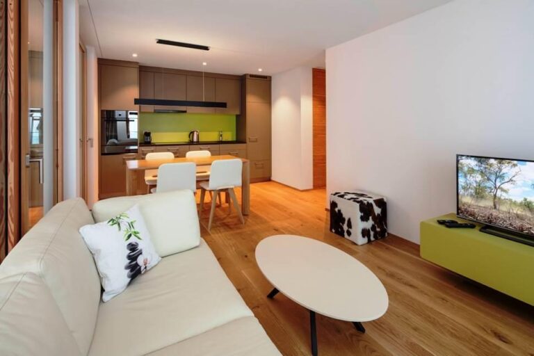 Wohnzimmer mit Küche