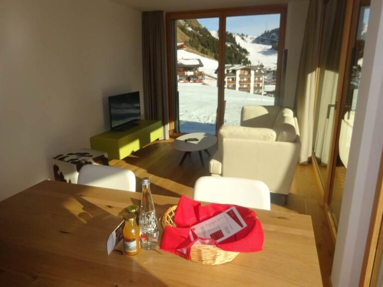 Wohnzimmer mit Skiblick im Winter