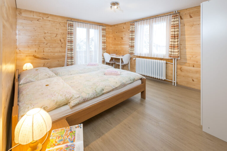 Helles Schlafzimmer mit Doppelbett