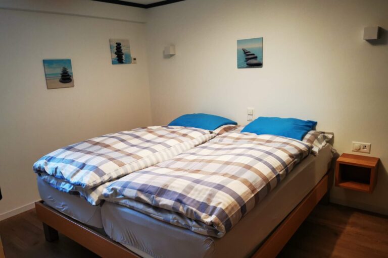 Schlafzimmer mit Doppelbett
