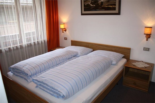 Schlafzimmer mit Doppelbett