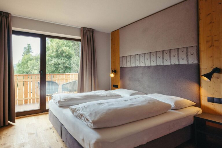 Schlafzimmer mit Doppelbett