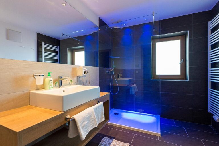 Modernes Badezimmer