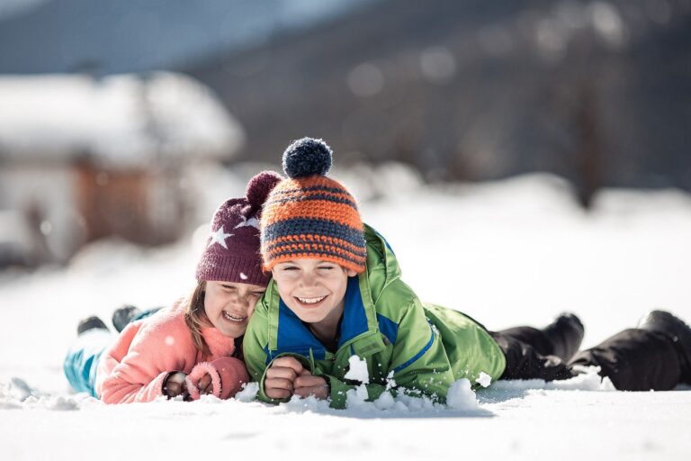 Kinder beim Winterspaß im Schnee
