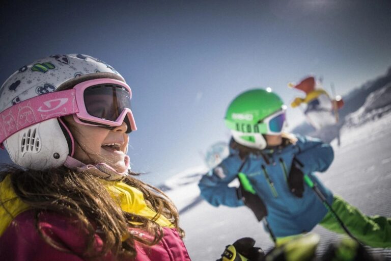 Kinder mit Skihelmen