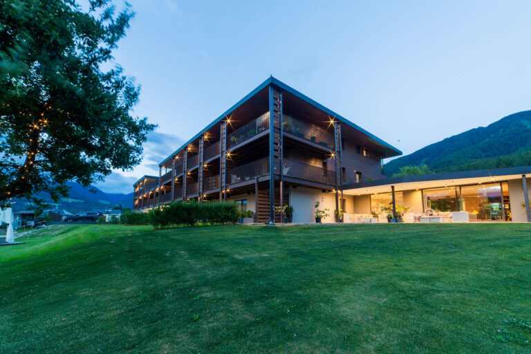 Außenansicht des Hotel Oberwiesen im Abendlicht