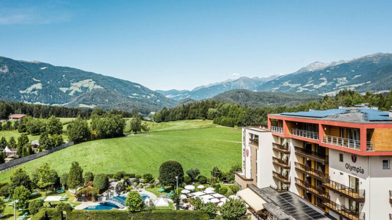 Außenansicht des Hotel Olympia im Sommer