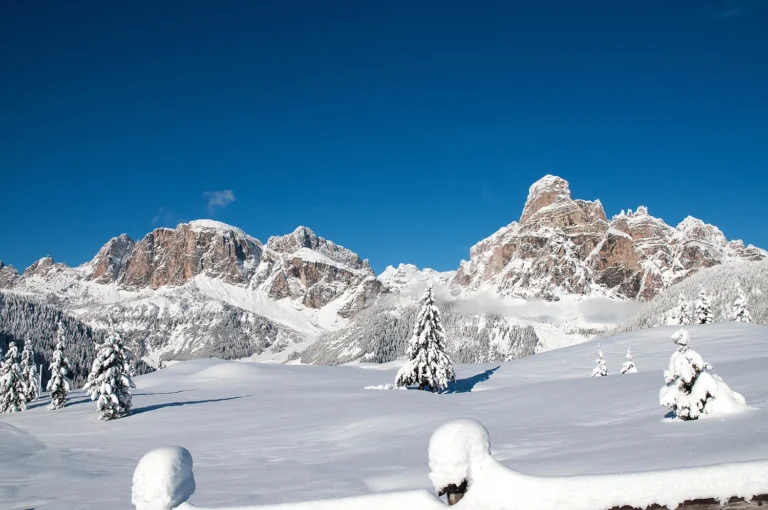 Verschneite Landschaft in Alta Badia
