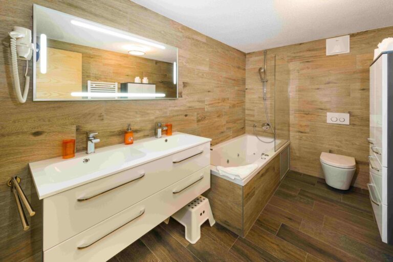 Badezimmer mit Wanne und Dusche