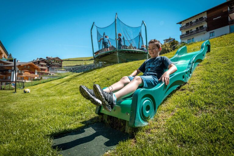 Garten mit Rutsche und Trampolin