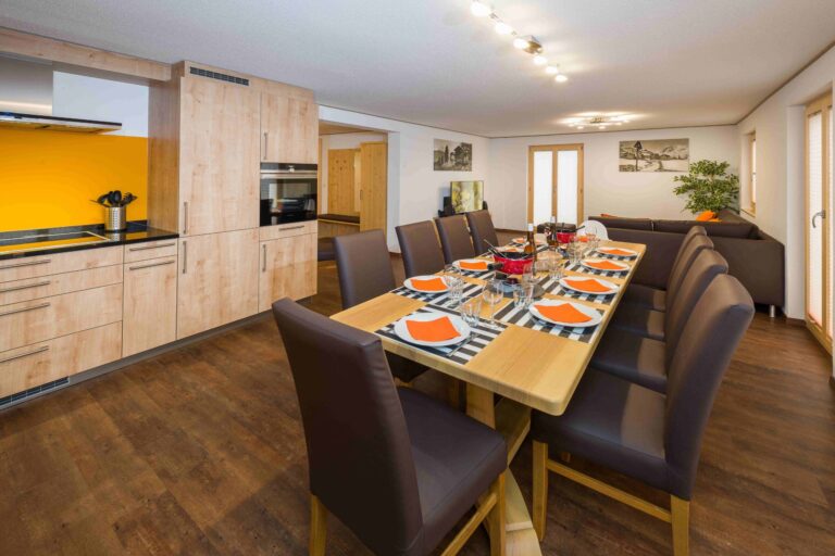 Moderne Küche mit Esszimmer