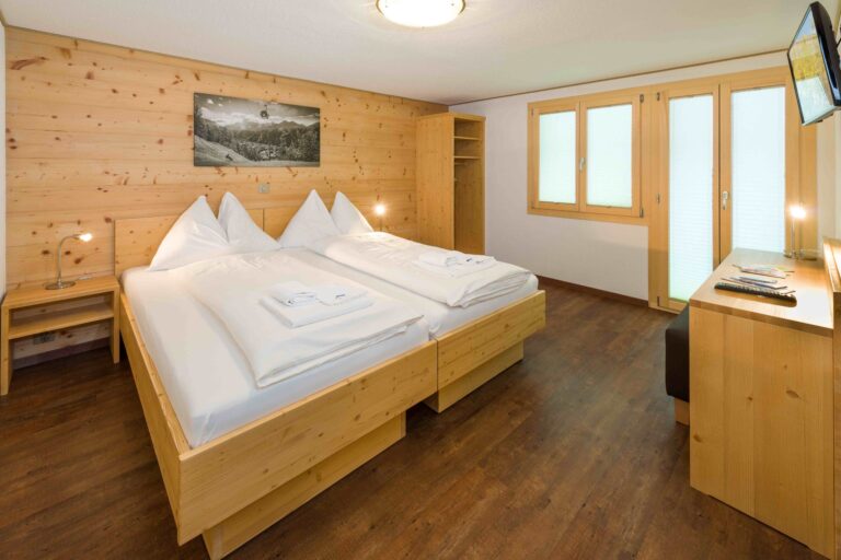 Schlafzimmer mit Doppelbett