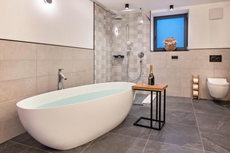 Badezimmer mit Badewanne