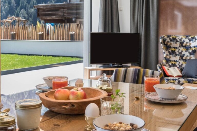 Frühstückstisch auf der Terrasse