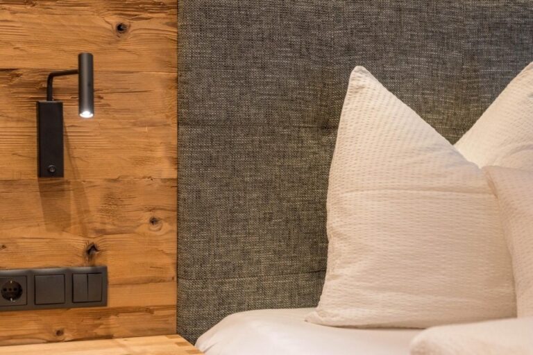 Schlafzimmer mit Kopfteil