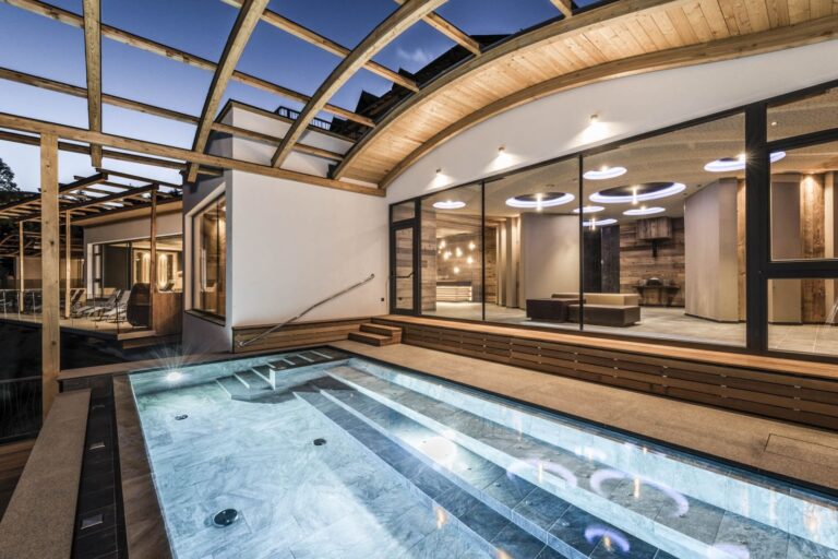 Innenpool im Wellnessbereich
