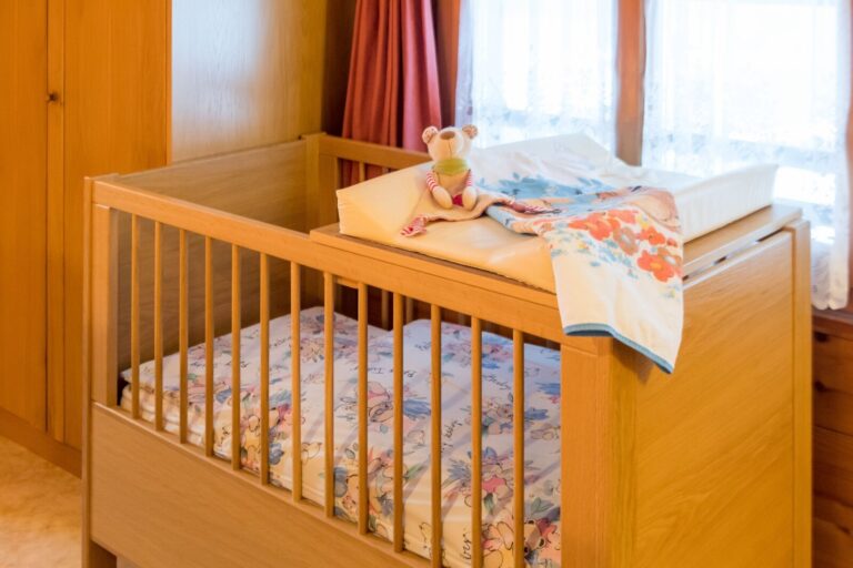 Zimmer mit Kinderbett