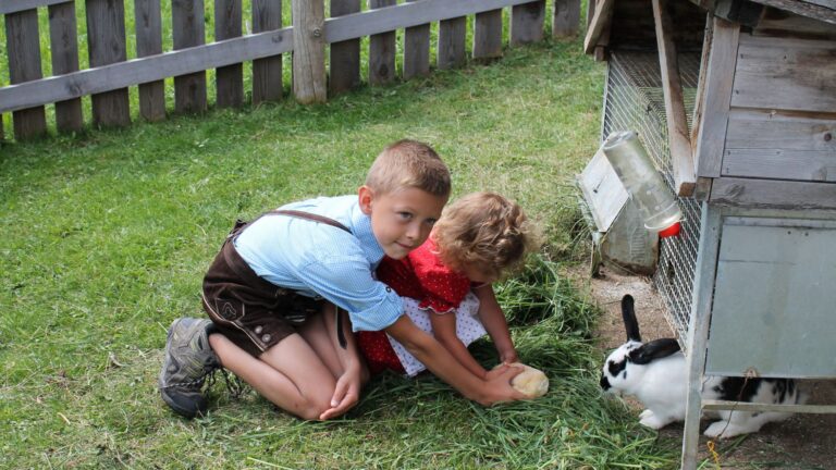 Kinder am Kaninchenstall