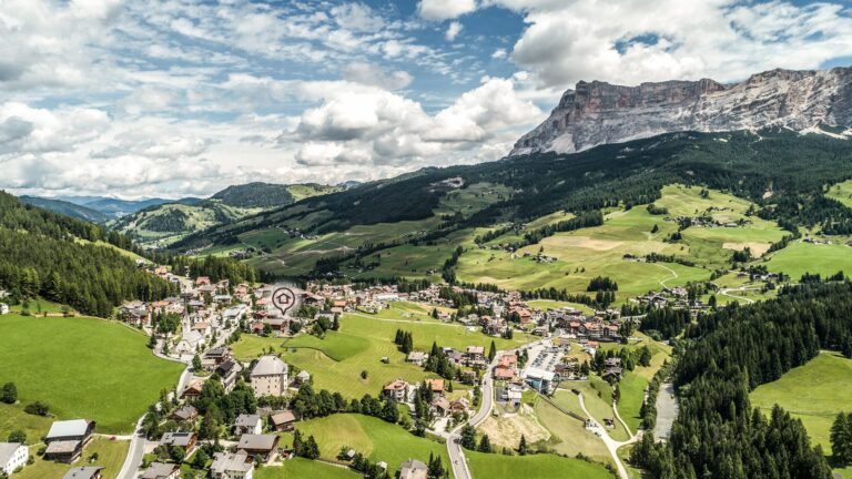 Luftaufnahme des Dorfs im Sommer