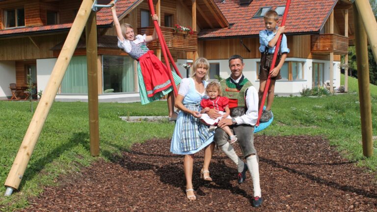Familie auf dem Spielplatz im Sommer