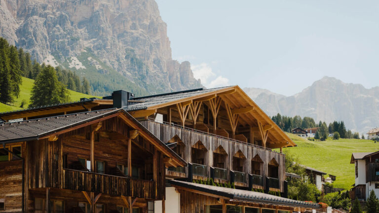 Außenansicht des Hotel Störes im Sommer