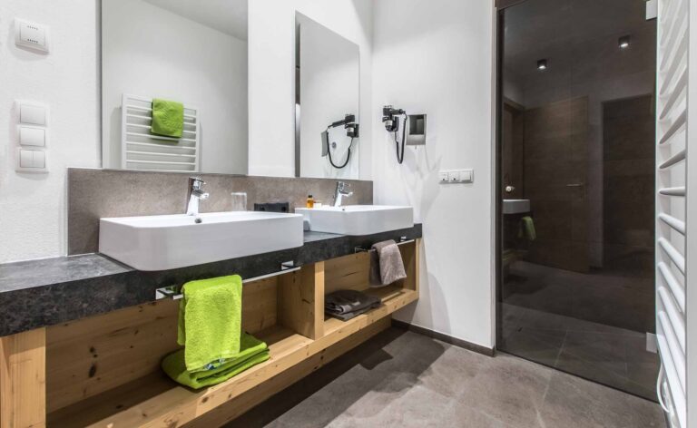 Modernes Badezimmer