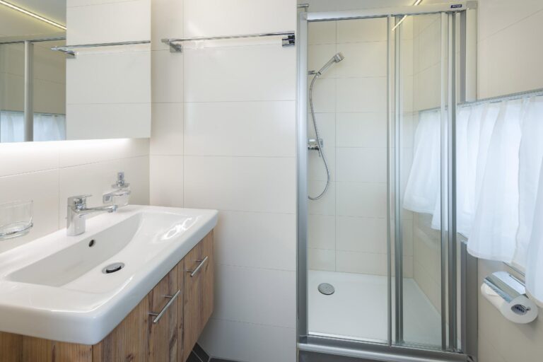 Badezimmer mit Dusche