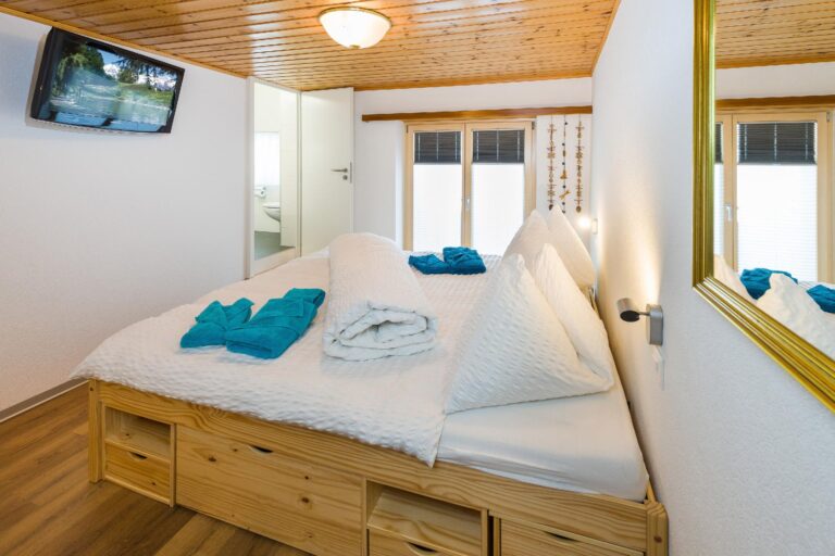 Schlafzimmer mit Doppelbett