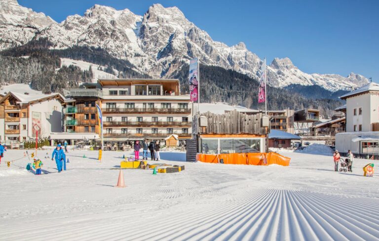 Kinderskikurs auf dem Übungsgelände vor dem Hotel Bacher Asitzstubn in Leogang