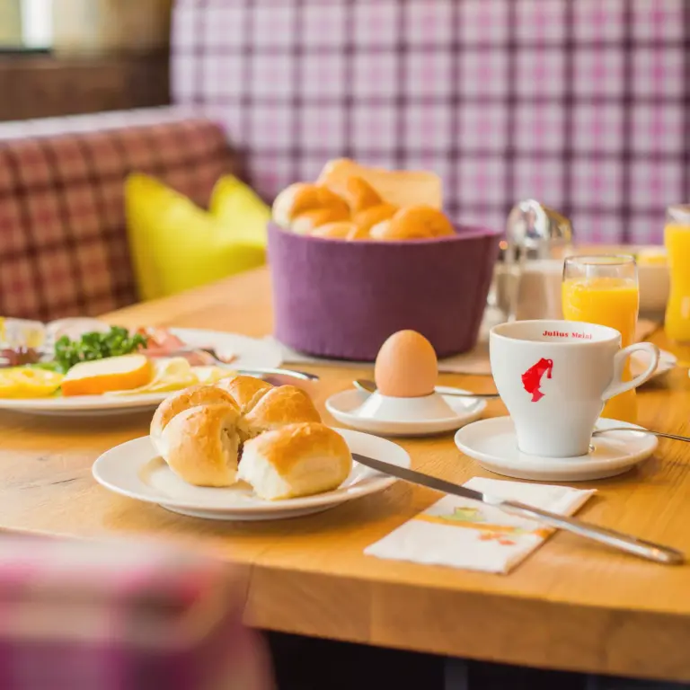 Gedeckter Fruehstuecktisch im Restaurant des Hotel Bacher Asitzstubn
