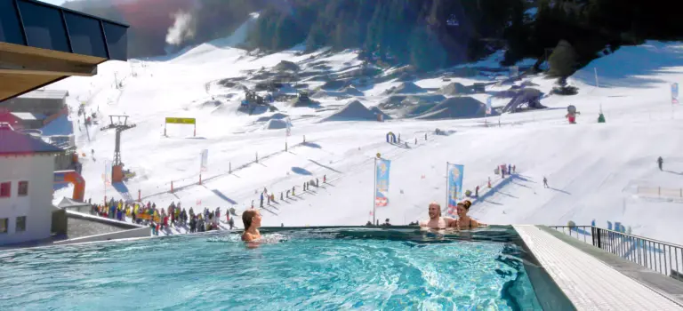 Beheizter Aussenpool im Winter im Hotel Bacher Asitzstubn in Leogang