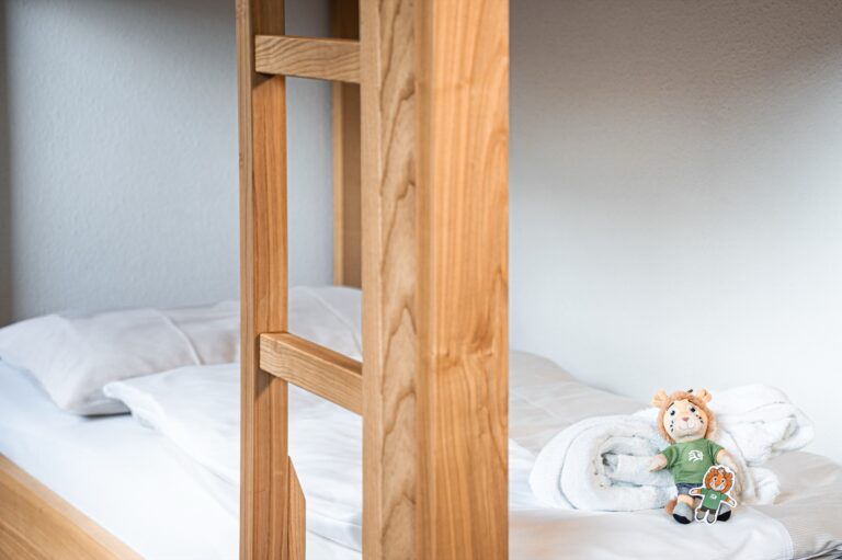 Eigenes Kinderzimmer mit Stockbett im Hotel Der Loewe in Leogang