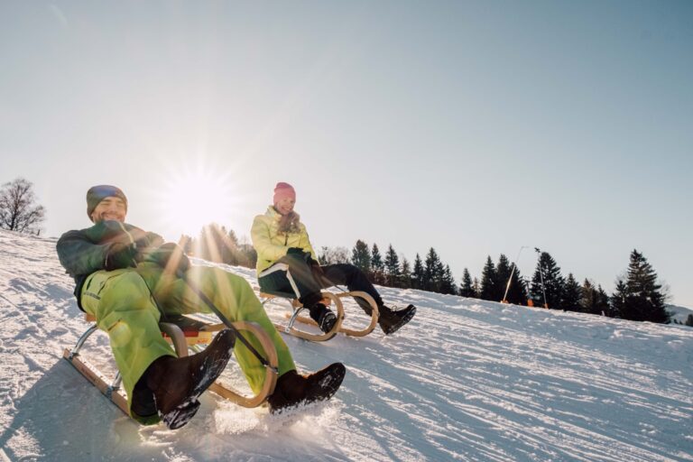 Rodeln im Schnee bei Leogang nahe dem Hotel Der Loewe