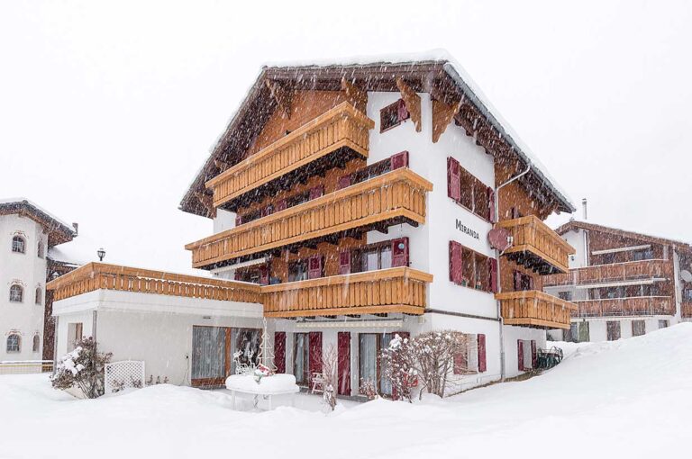 Chalet Miranda in Grächen von außen im Winter