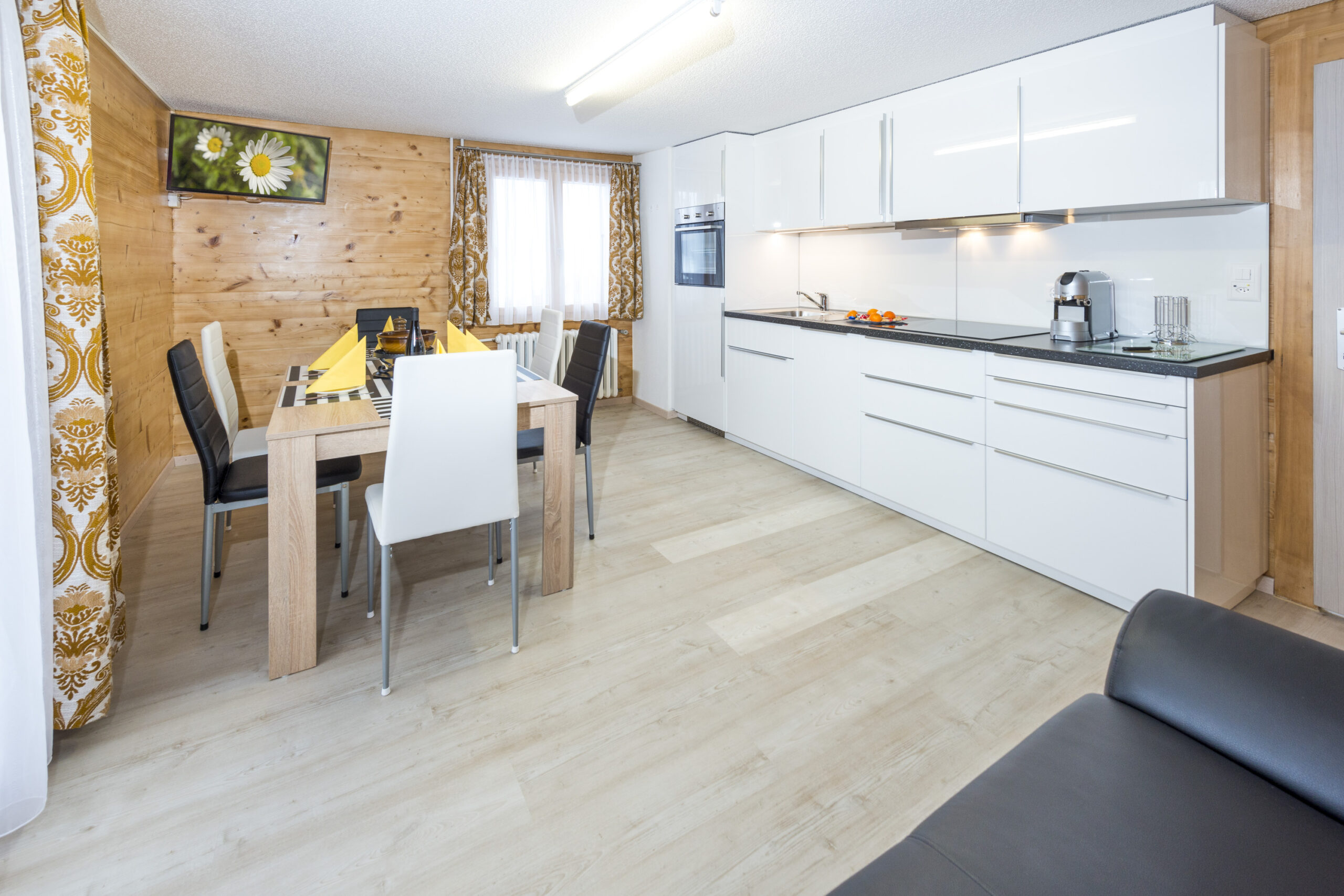 Eingangsbereich mit Holzgarderobe im Chalet Miranda