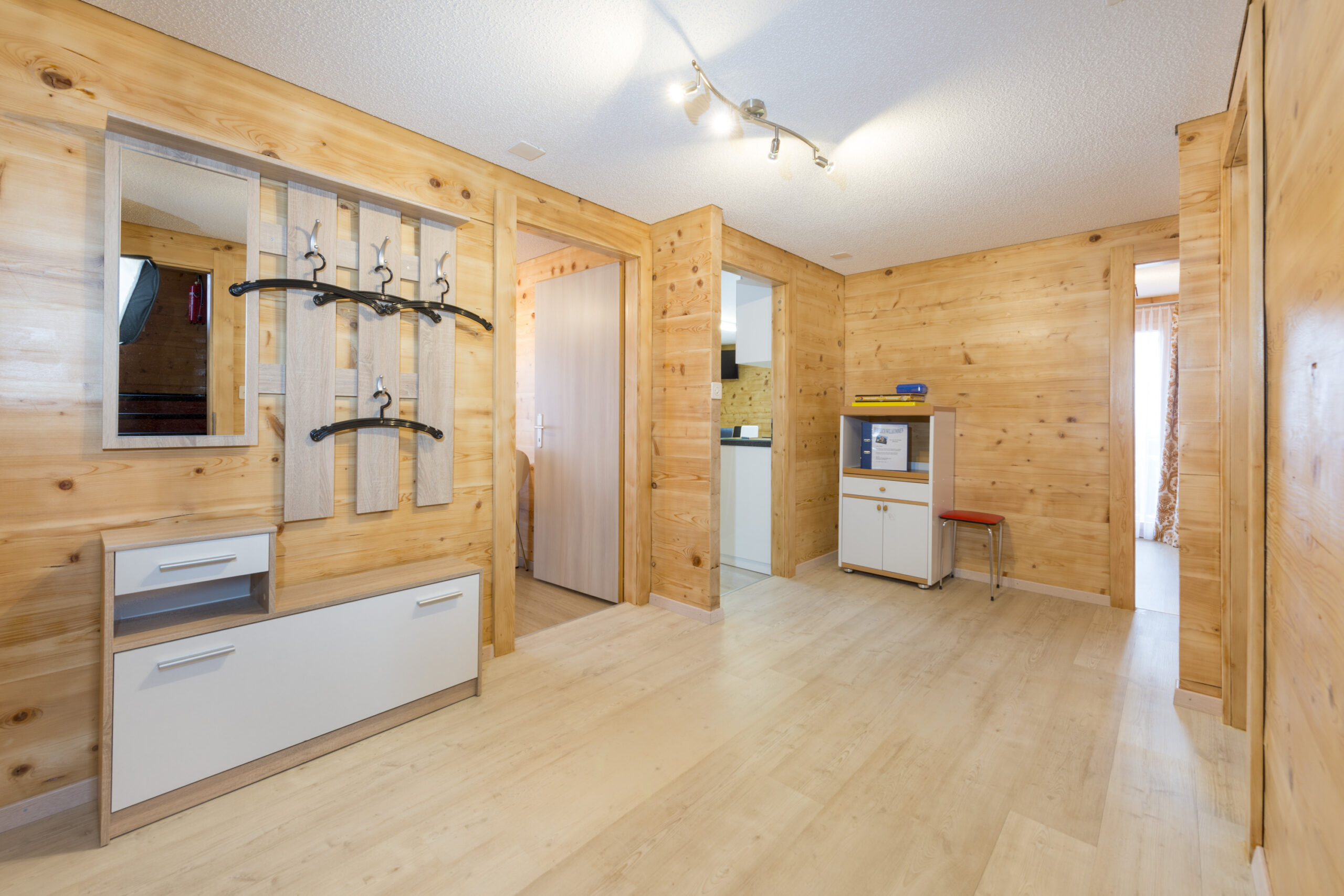 Moderne weiße Küche im Chalet Miranda