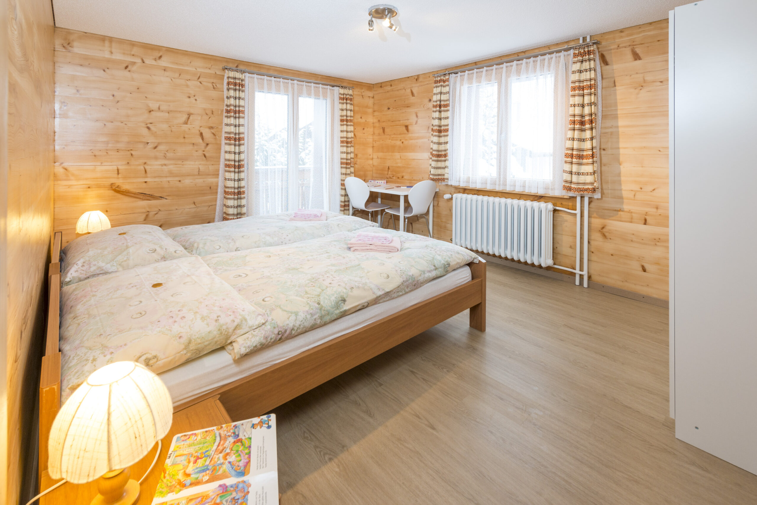 Helles Schlafzimmer mit Doppelbett im Chalet Miranda