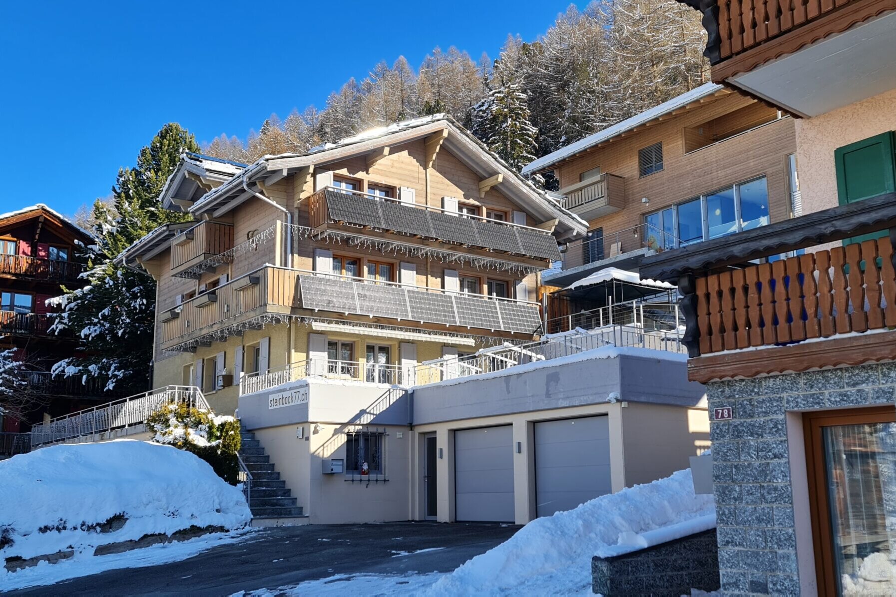 Chalet Steinbock in Grächen von außen im Winter