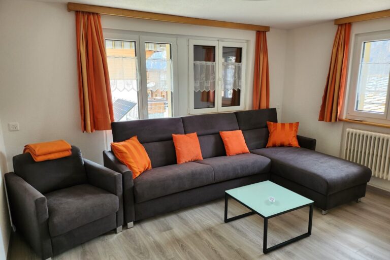 Wohnzimmer mit Sofa im Chalet Steinbock