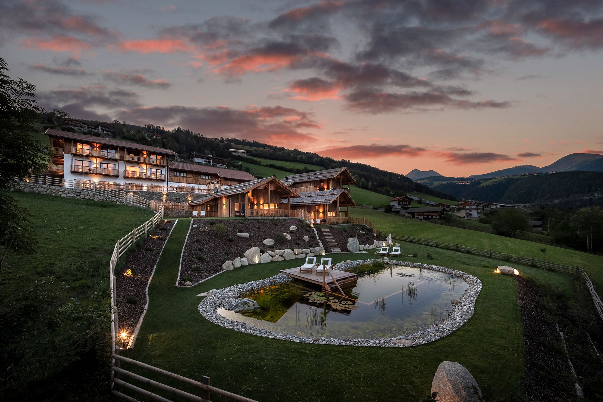 Außenansicht in der Abenddämmerung, DILIA Dolomites