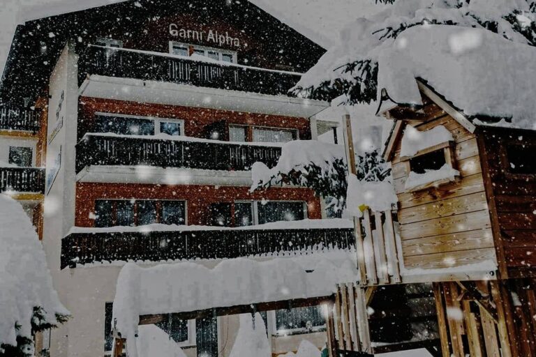 Hotel Alpha in Grächen von außen im Winter