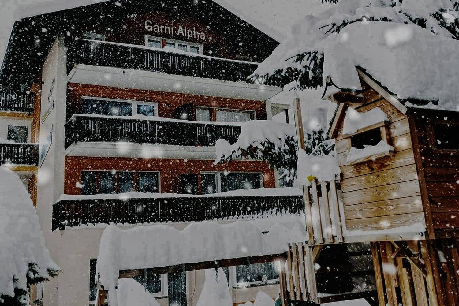 Hotel Alpha in Grächen von außen im Winter