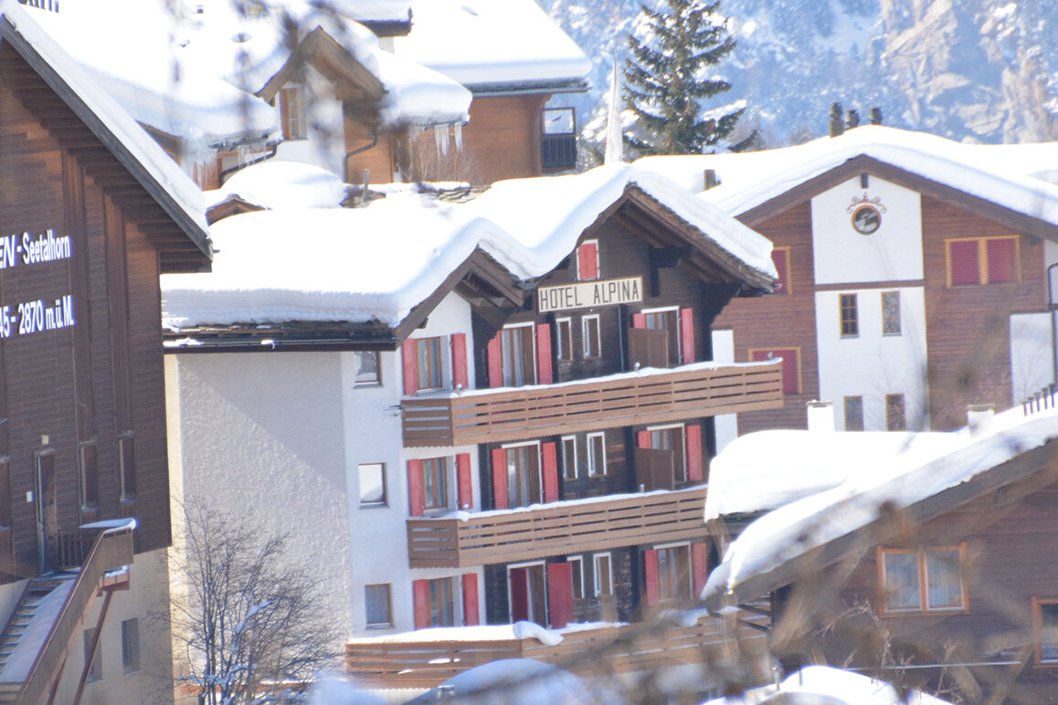 Hotel Alpina in Grächen mit Blick über das Dorf im Winter