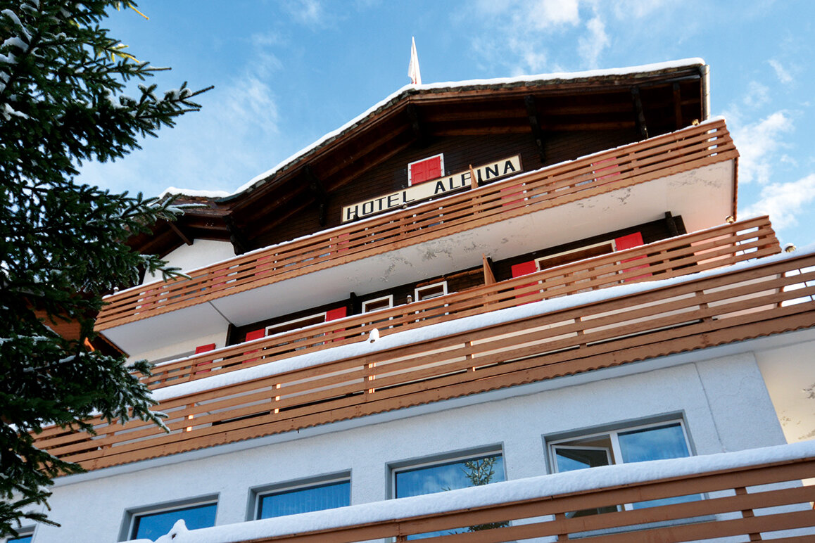 Hotel Alpina von außen, Nahaufnahme im Winter
