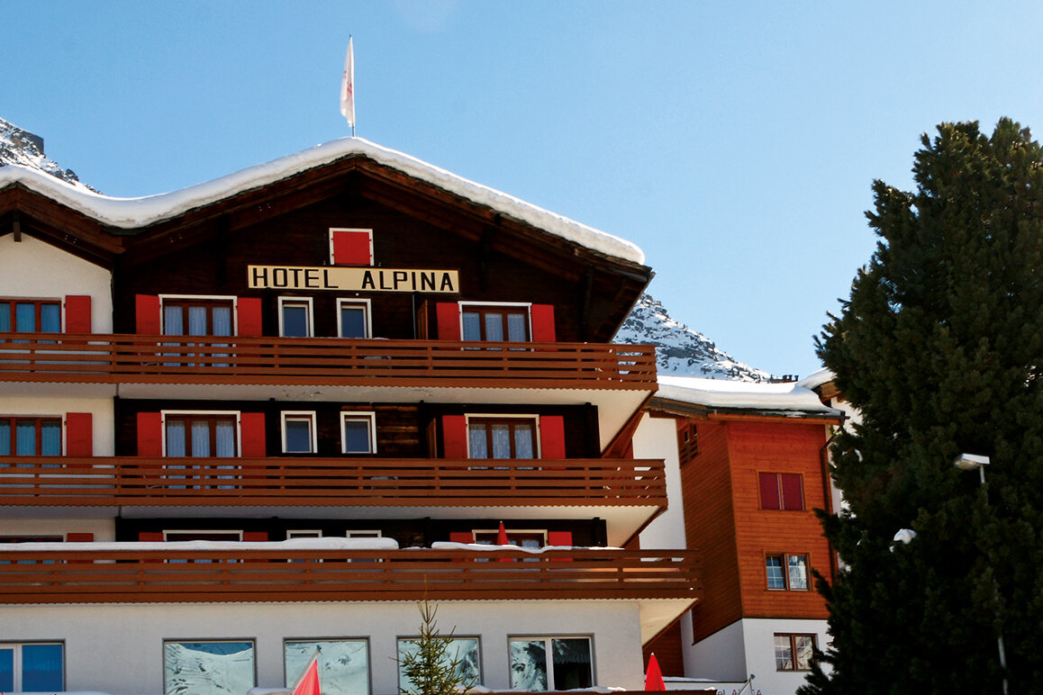 Hotel Alpina im Winter bei Sonnenschein