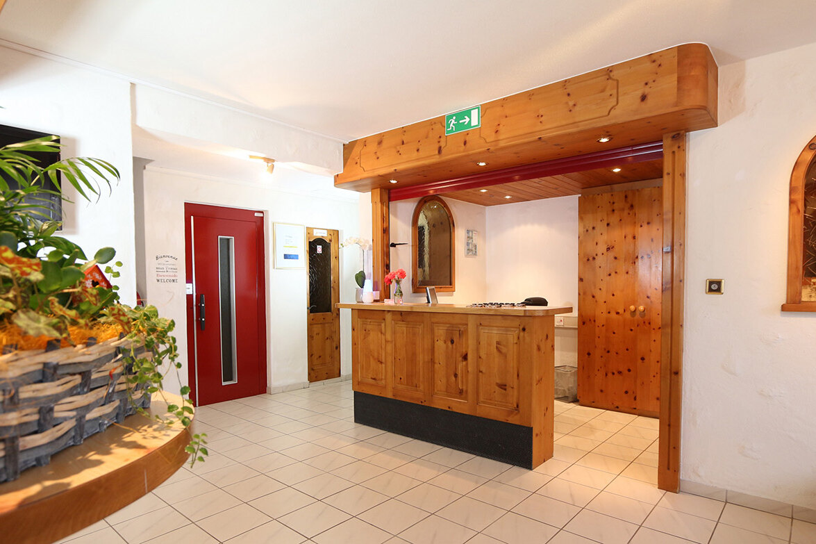 Lobby mit Empfang im Hotel Alpina