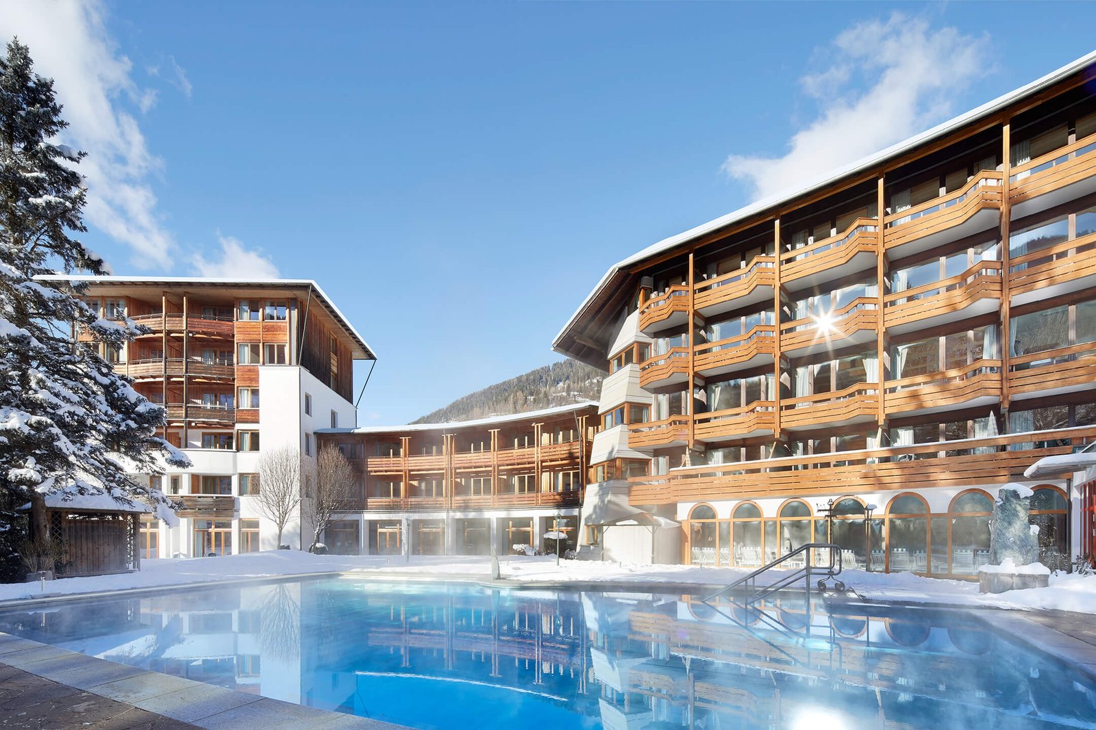 Hotel DIE POST in Bad Kleinkirchheim, Aussenansicht im Winter mit beheiztem Aussenpool