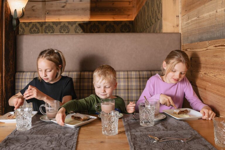 Kinder beim Jausnen im Hotel DIE POST